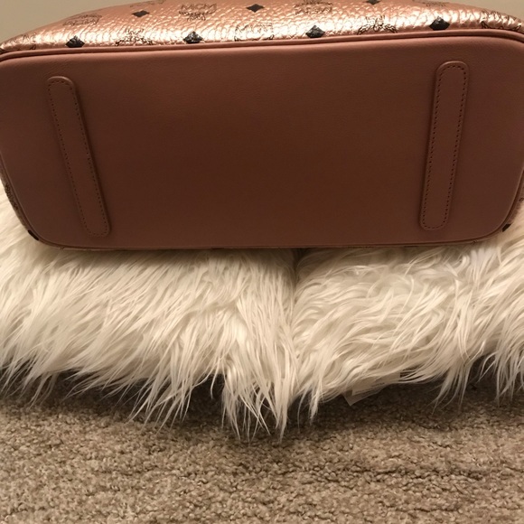 Authentic Mcm Medium Anya tote w/pouch NWT - Picture 3 of 6